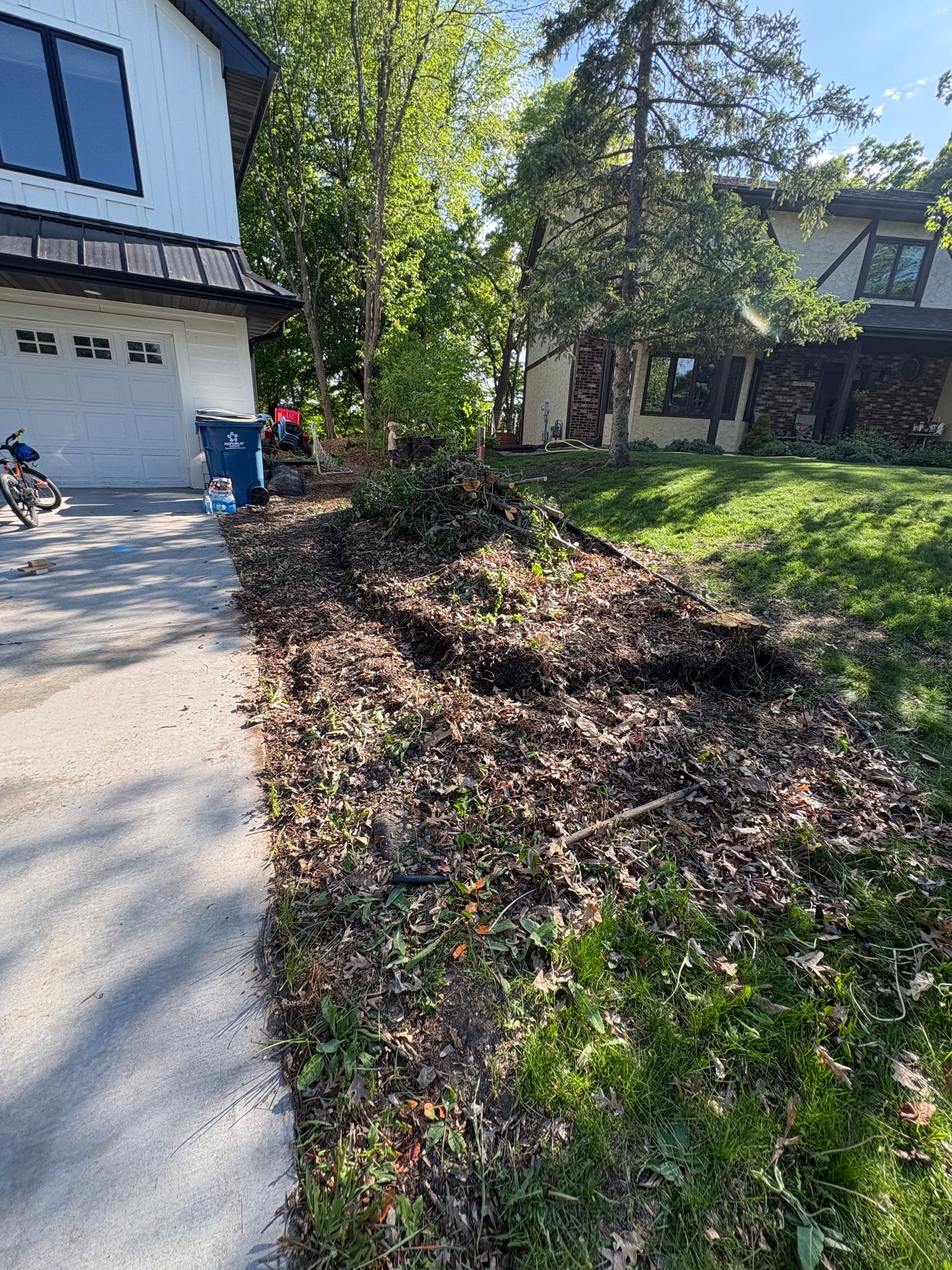 Gallery photos for Fresh Mulch Beds and Brush Clearing Done Right: Image #1